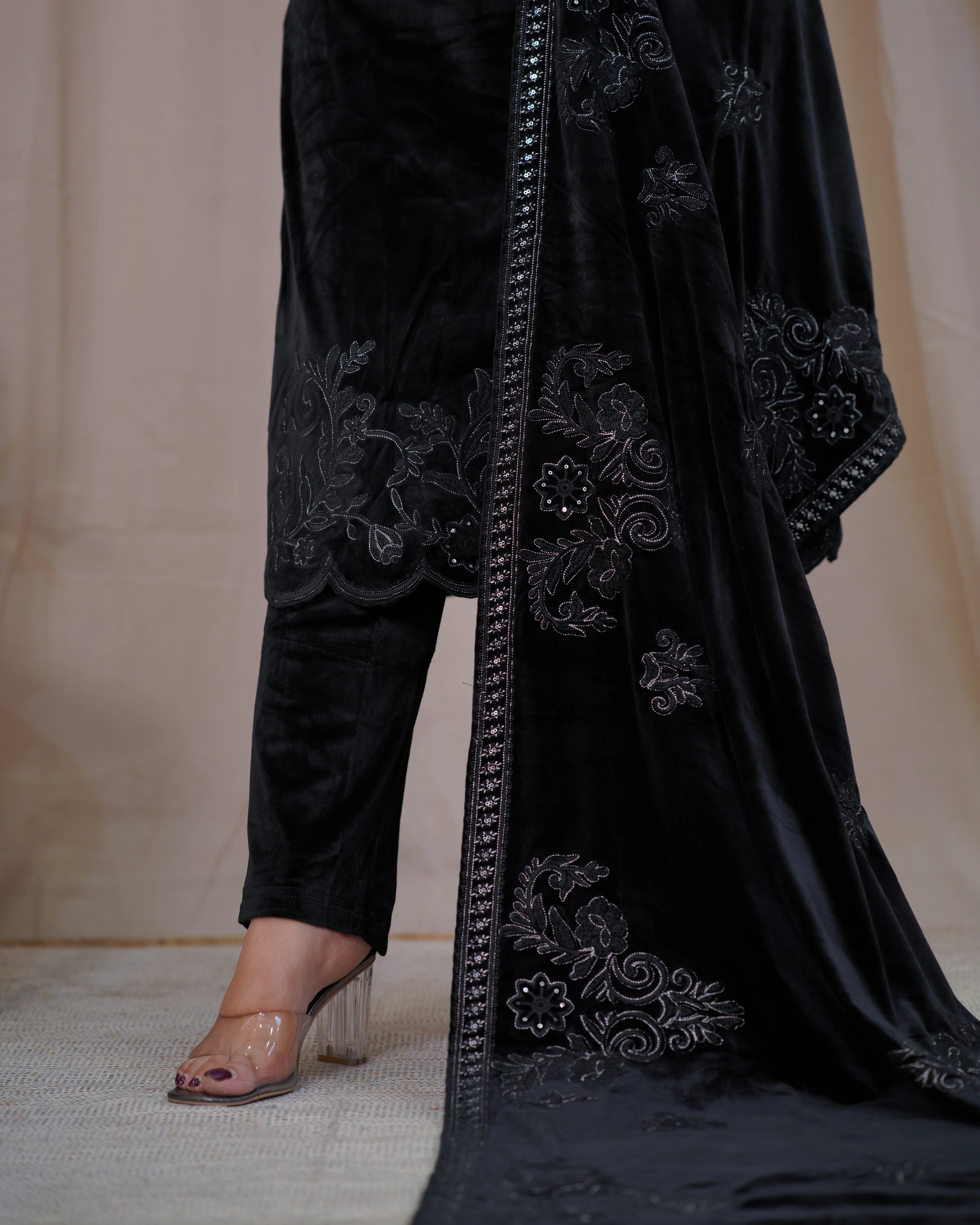 Ajooni Embroidered Premium Velvet Pant set - Image 11
