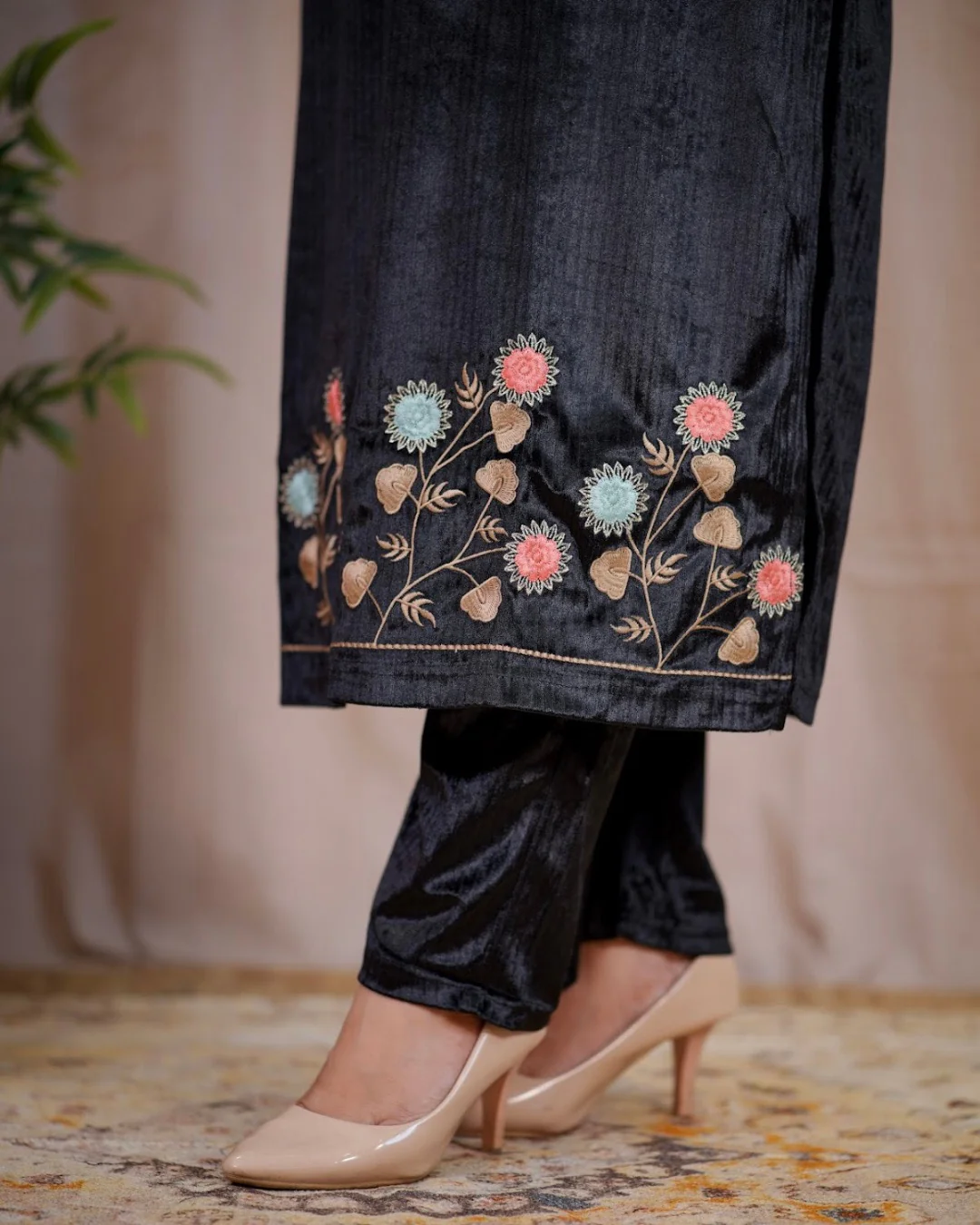 Embroidered velvet Pant Set with Pocket - Image 4